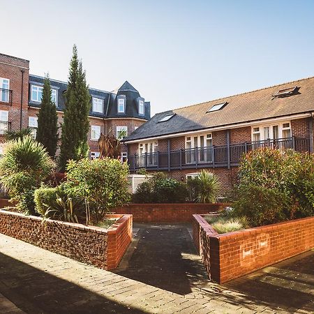 Charming Two Bedroom Apartment With Free Private Parking Leatherhead Zewnętrze zdjęcie