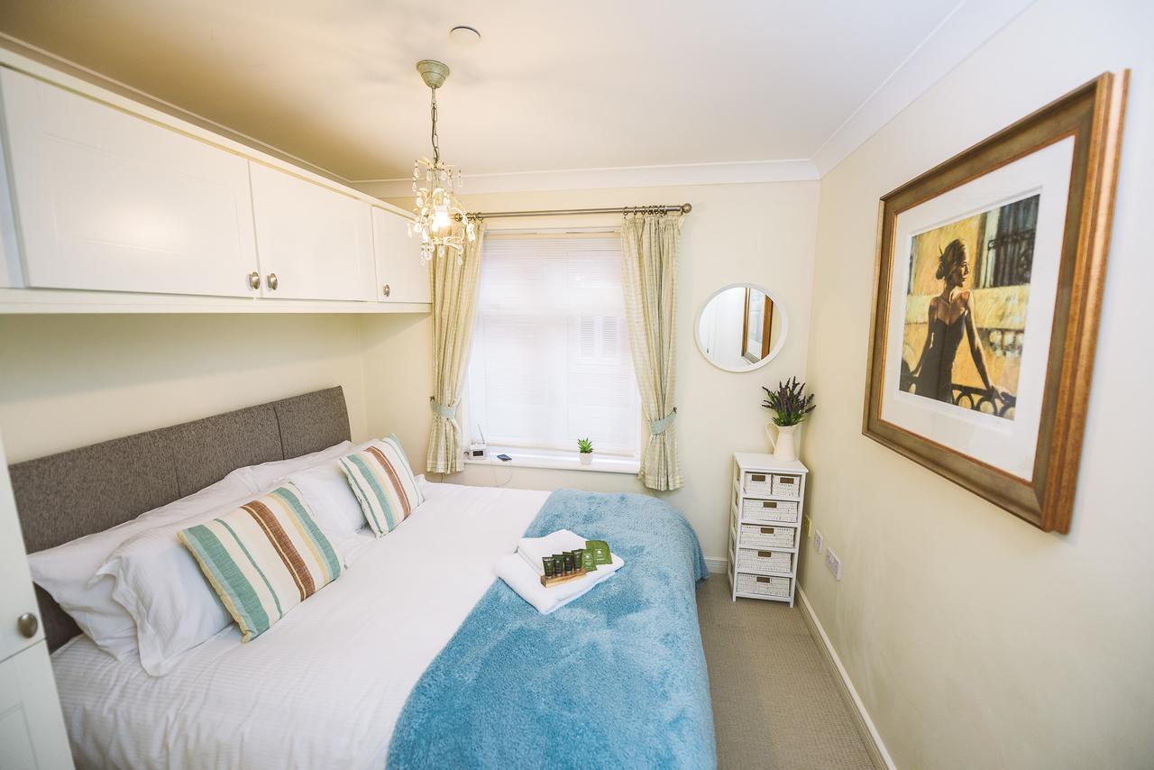 Charming Two Bedroom Apartment With Free Private Parking Leatherhead Zewnętrze zdjęcie