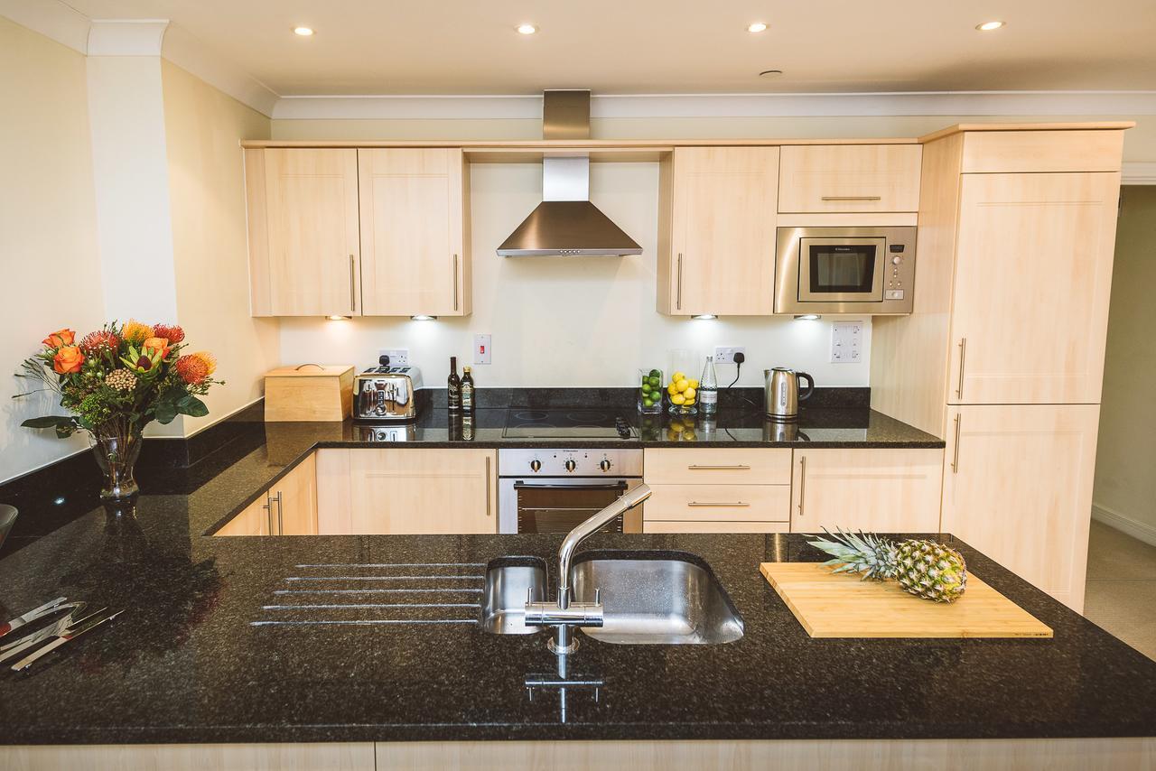 Charming Two Bedroom Apartment With Free Private Parking Leatherhead Zewnętrze zdjęcie
