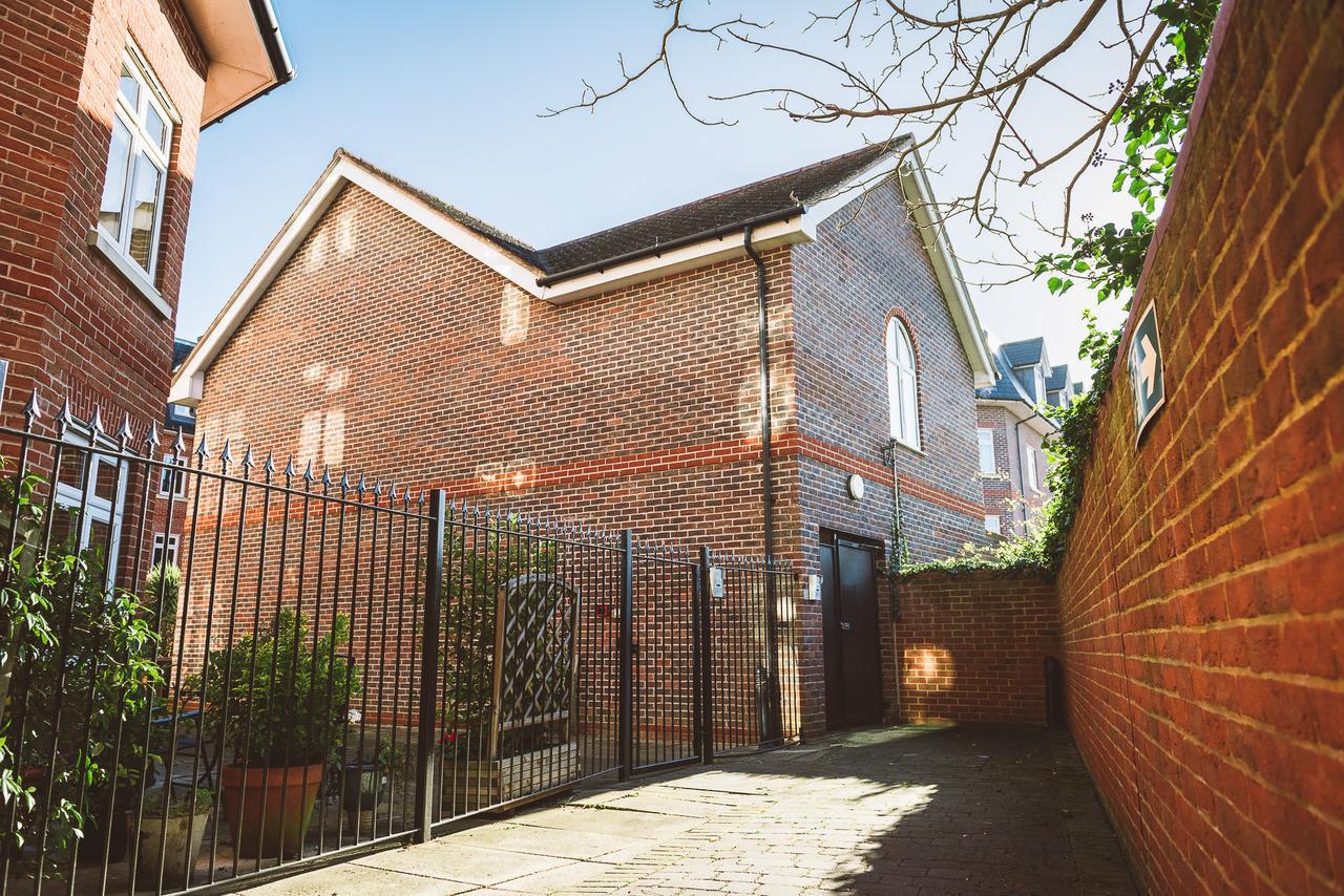 Charming Two Bedroom Apartment With Free Private Parking Leatherhead Zewnętrze zdjęcie