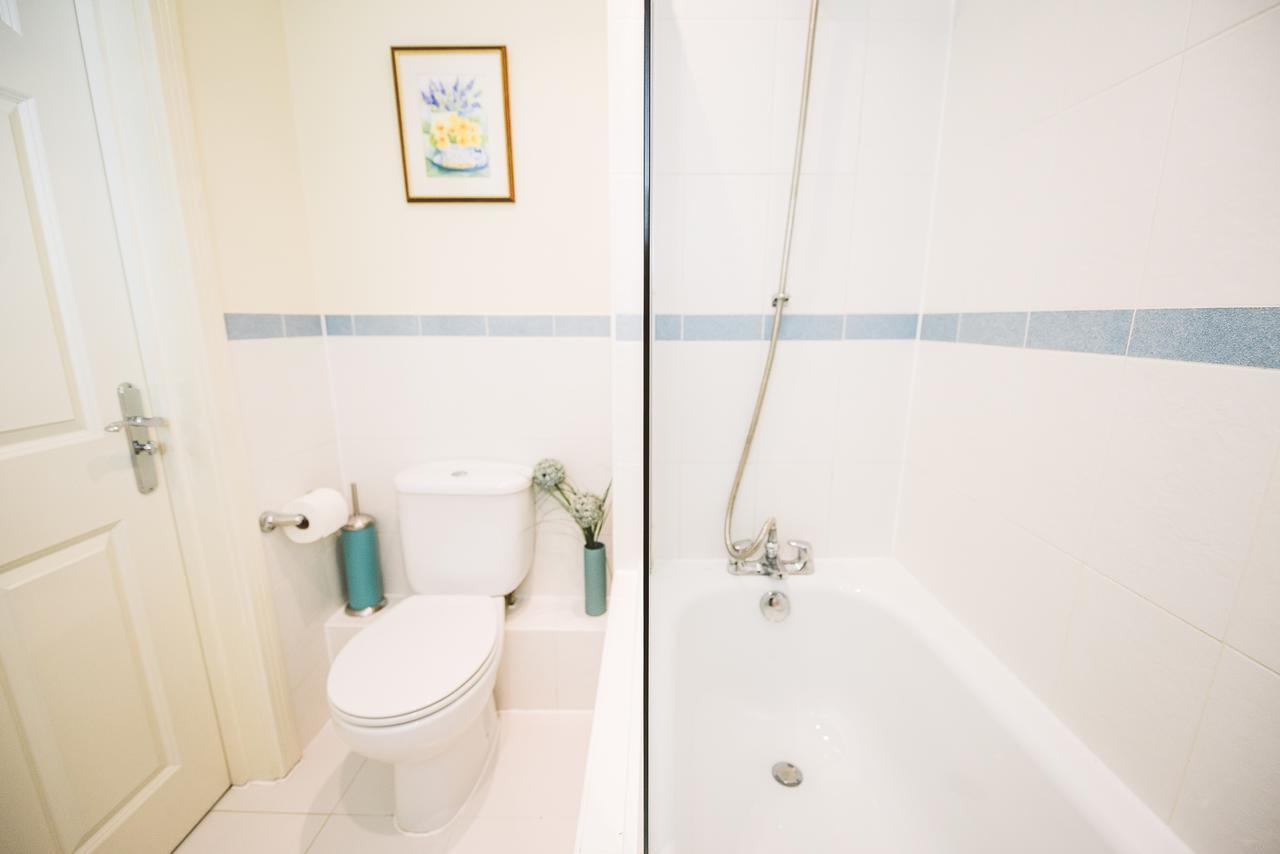Charming Two Bedroom Apartment With Free Private Parking Leatherhead Zewnętrze zdjęcie