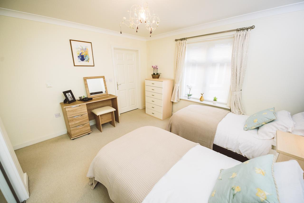 Charming Two Bedroom Apartment With Free Private Parking Leatherhead Zewnętrze zdjęcie
