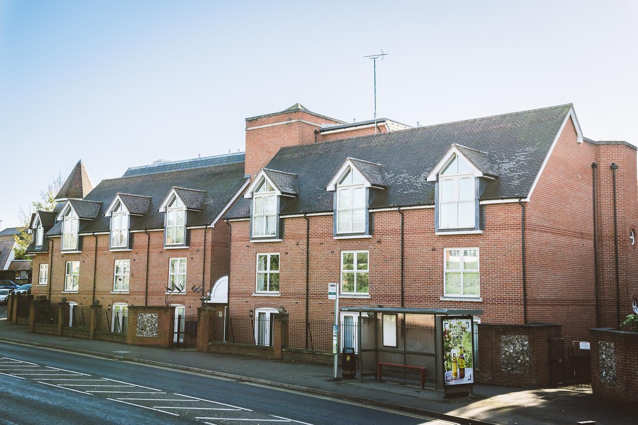 Charming Two Bedroom Apartment With Free Private Parking Leatherhead Zewnętrze zdjęcie
