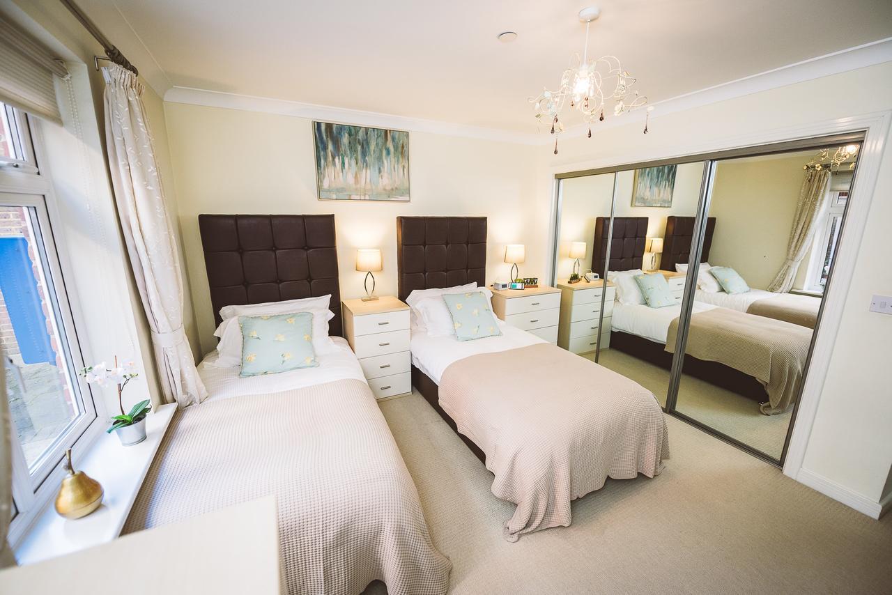 Charming Two Bedroom Apartment With Free Private Parking Leatherhead Zewnętrze zdjęcie