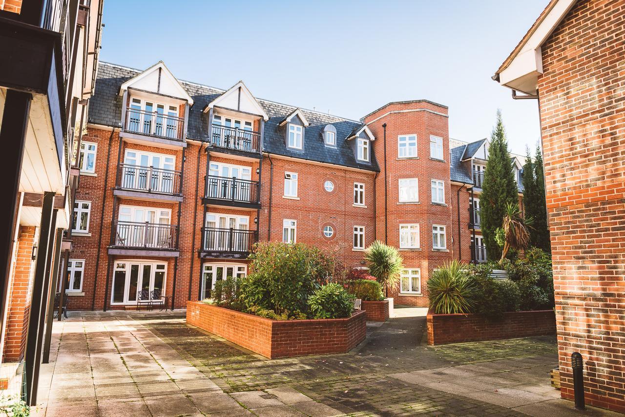 Charming Two Bedroom Apartment With Free Private Parking Leatherhead Zewnętrze zdjęcie