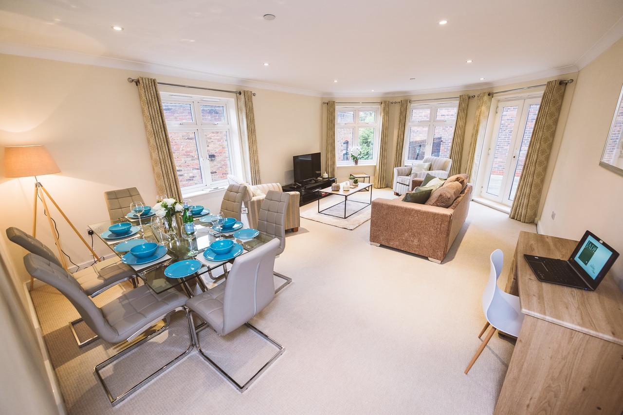 Charming Two Bedroom Apartment With Free Private Parking Leatherhead Zewnętrze zdjęcie