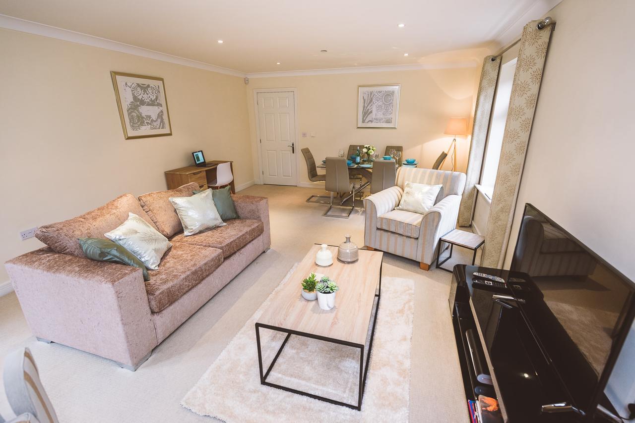 Charming Two Bedroom Apartment With Free Private Parking Leatherhead Zewnętrze zdjęcie