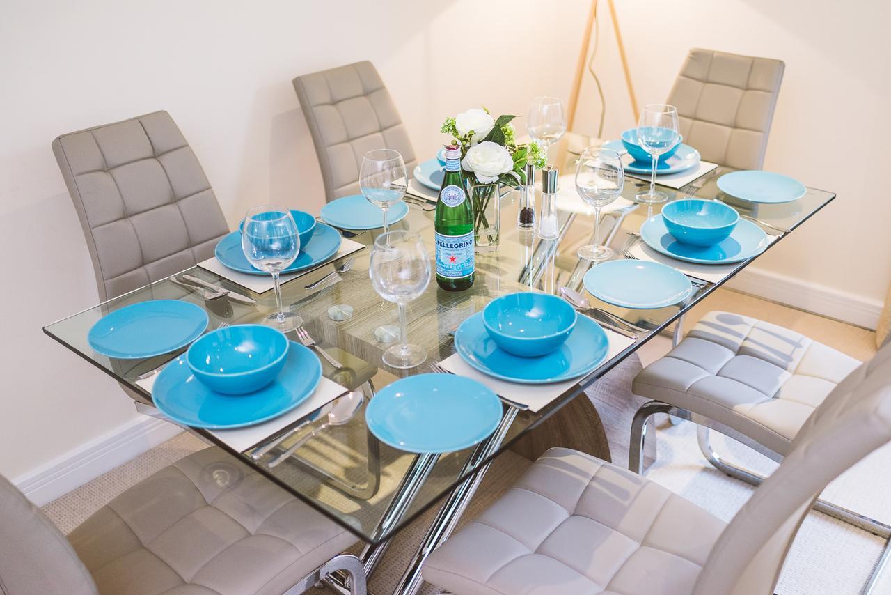 Charming Two Bedroom Apartment With Free Private Parking Leatherhead Zewnętrze zdjęcie