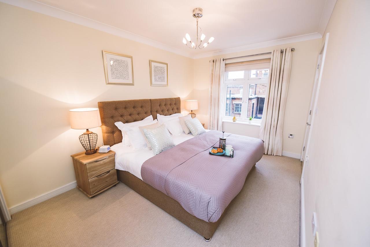 Charming Two Bedroom Apartment With Free Private Parking Leatherhead Zewnętrze zdjęcie