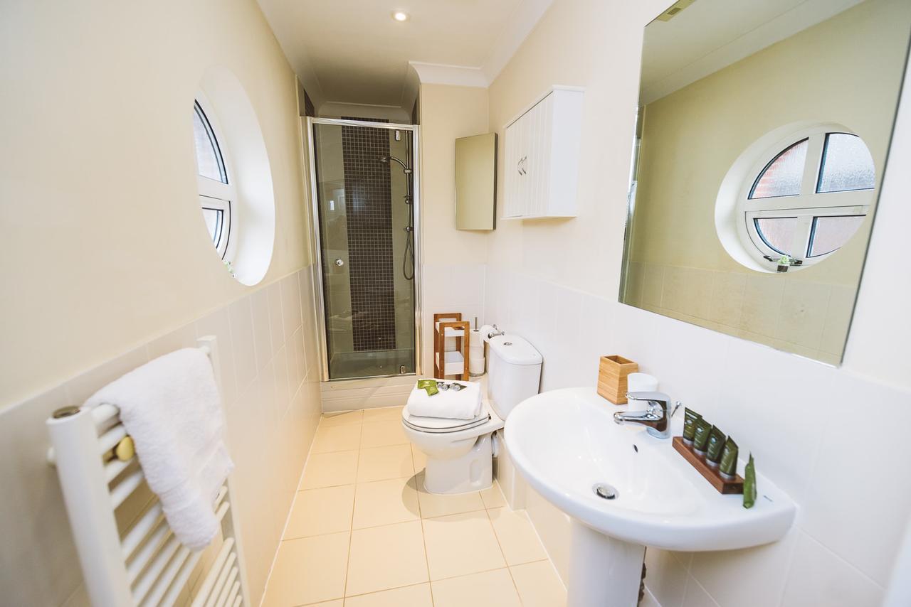 Charming Two Bedroom Apartment With Free Private Parking Leatherhead Zewnętrze zdjęcie