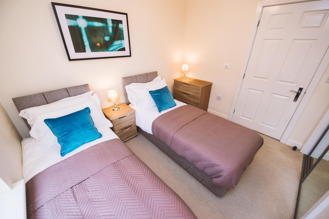 Charming Two Bedroom Apartment With Free Private Parking Leatherhead Zewnętrze zdjęcie