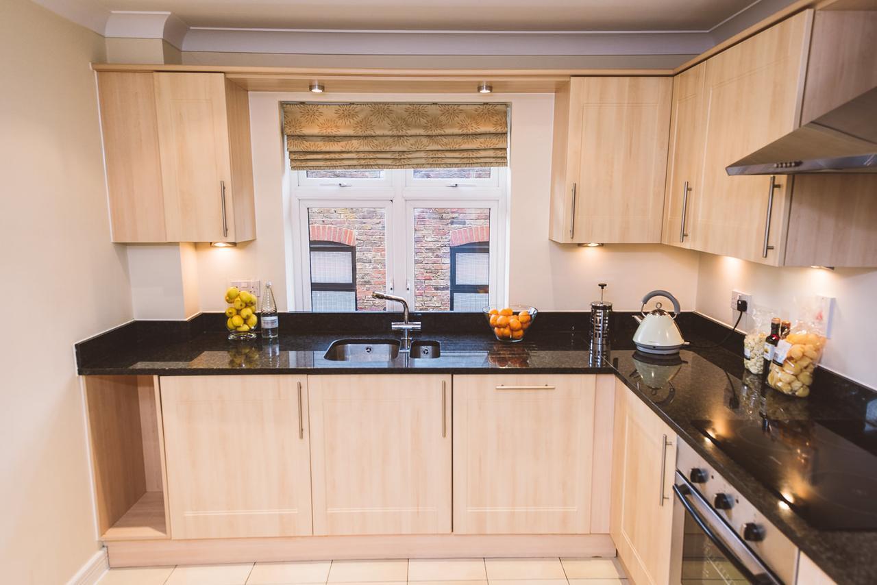 Charming Two Bedroom Apartment With Free Private Parking Leatherhead Zewnętrze zdjęcie