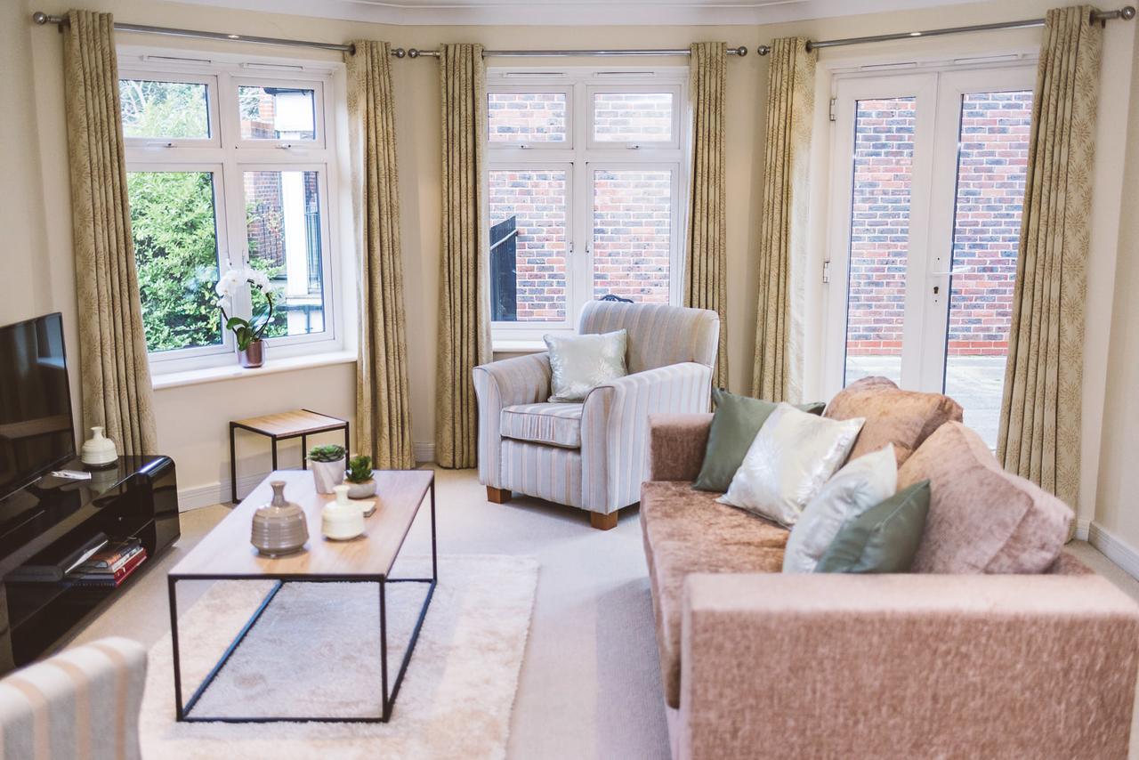 Charming Two Bedroom Apartment With Free Private Parking Leatherhead Zewnętrze zdjęcie