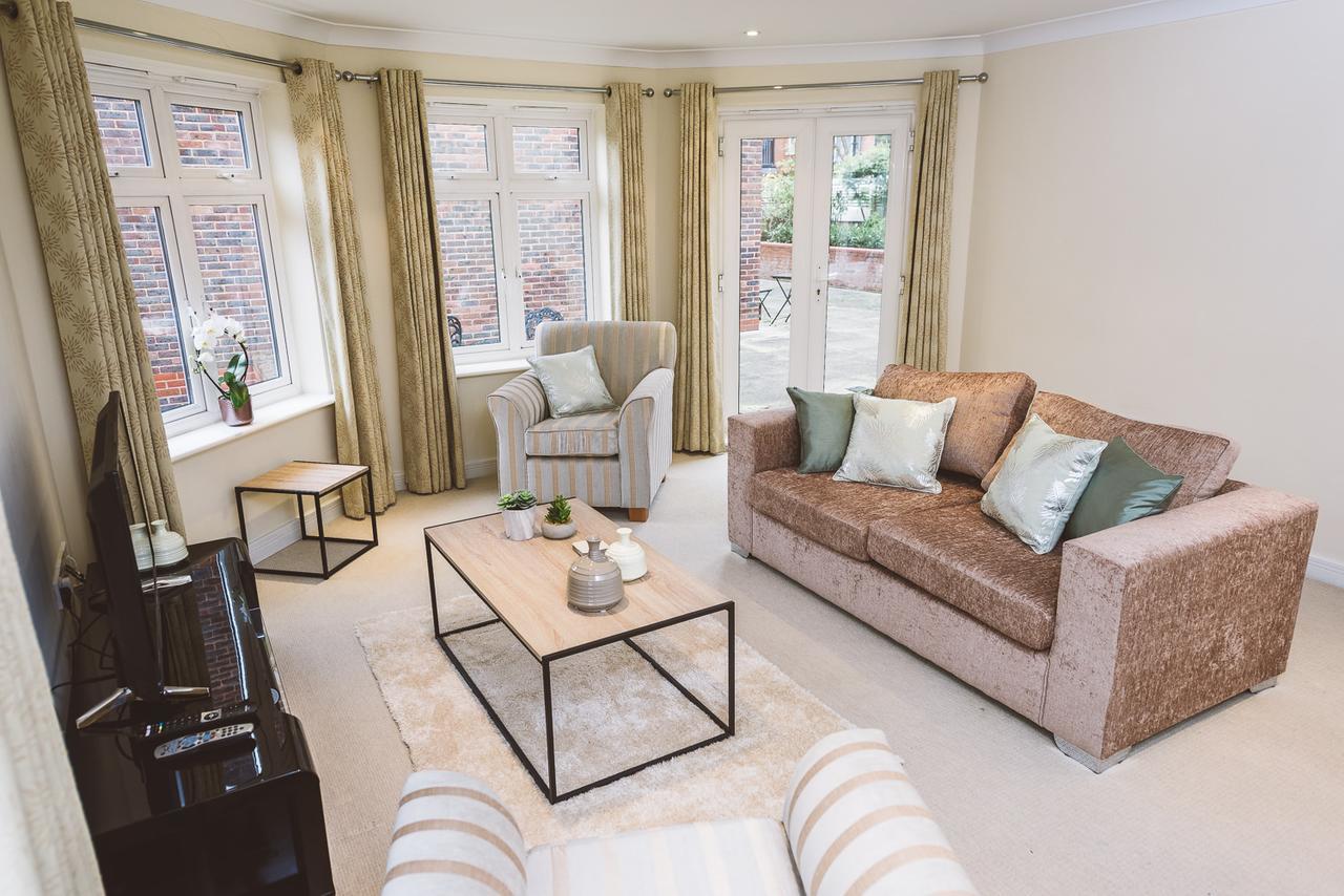 Charming Two Bedroom Apartment With Free Private Parking Leatherhead Zewnętrze zdjęcie