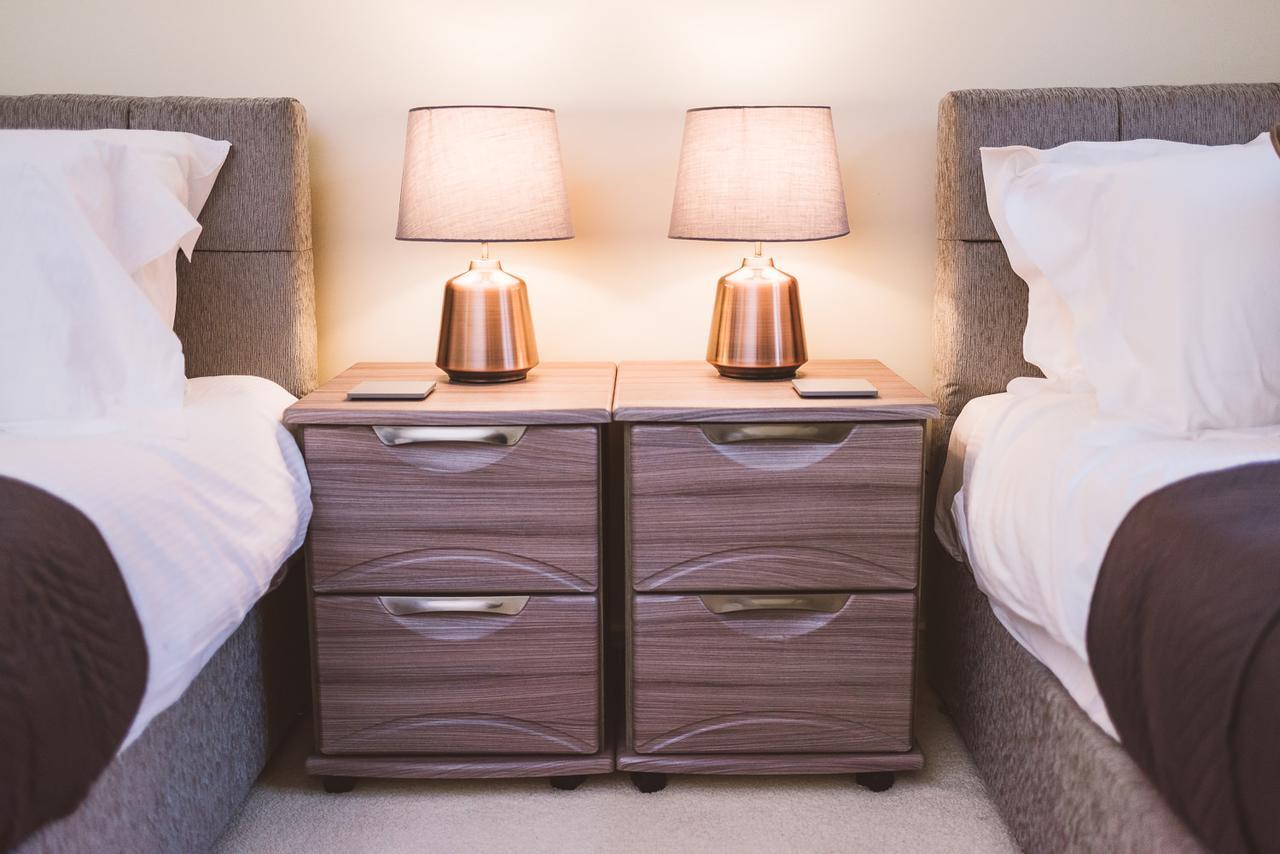 Charming Two Bedroom Apartment With Free Private Parking Leatherhead Zewnętrze zdjęcie