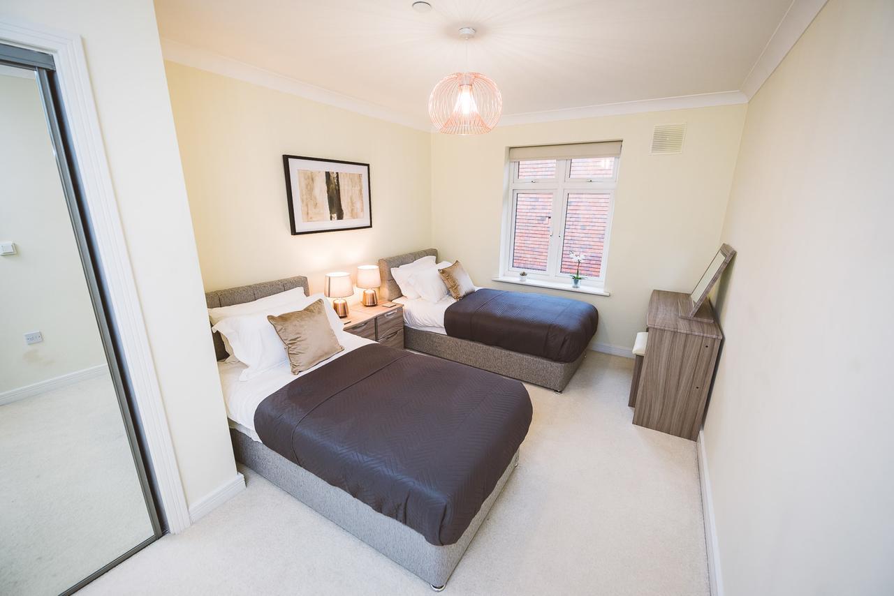 Charming Two Bedroom Apartment With Free Private Parking Leatherhead Zewnętrze zdjęcie