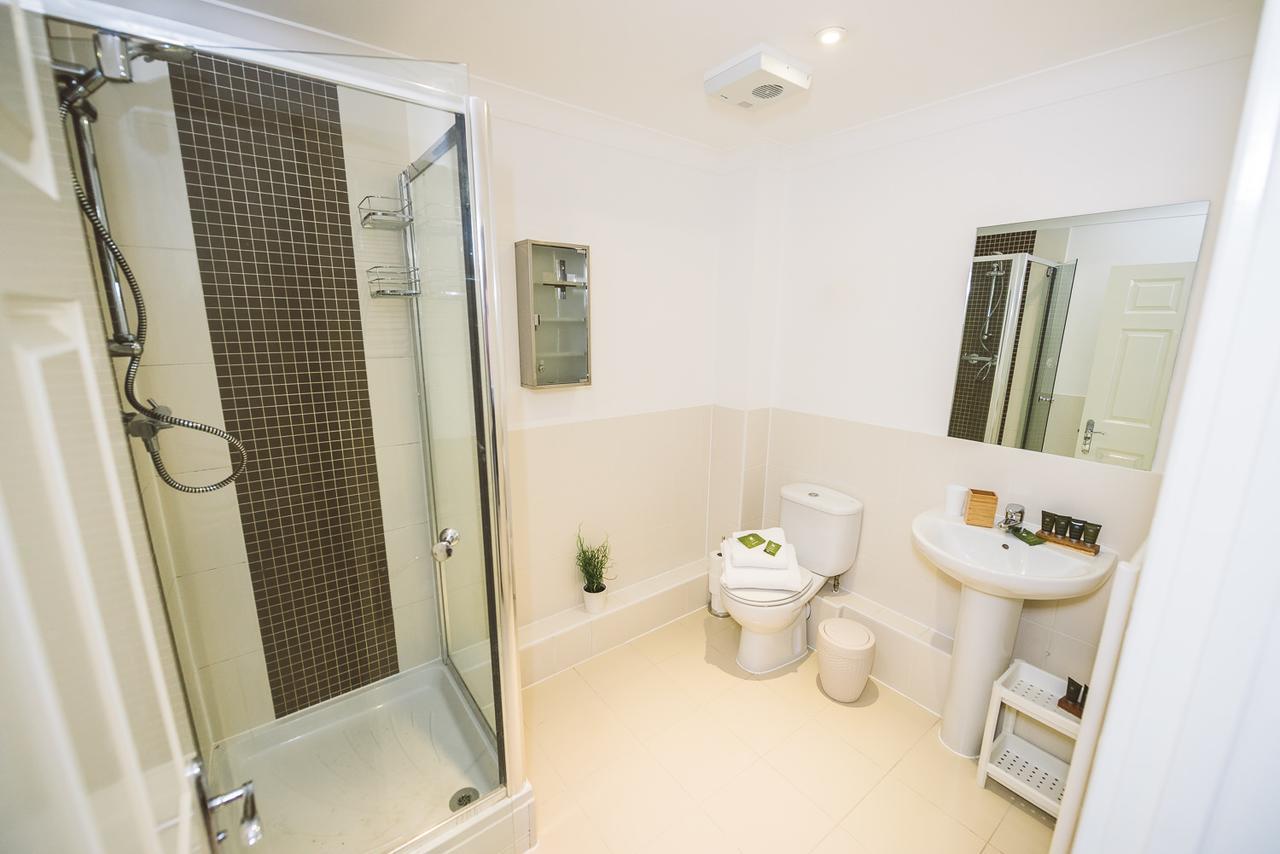 Charming Two Bedroom Apartment With Free Private Parking Leatherhead Zewnętrze zdjęcie