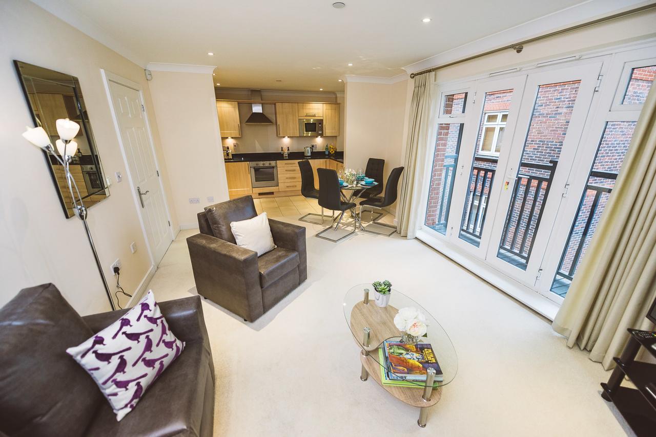 Charming Two Bedroom Apartment With Free Private Parking Leatherhead Zewnętrze zdjęcie