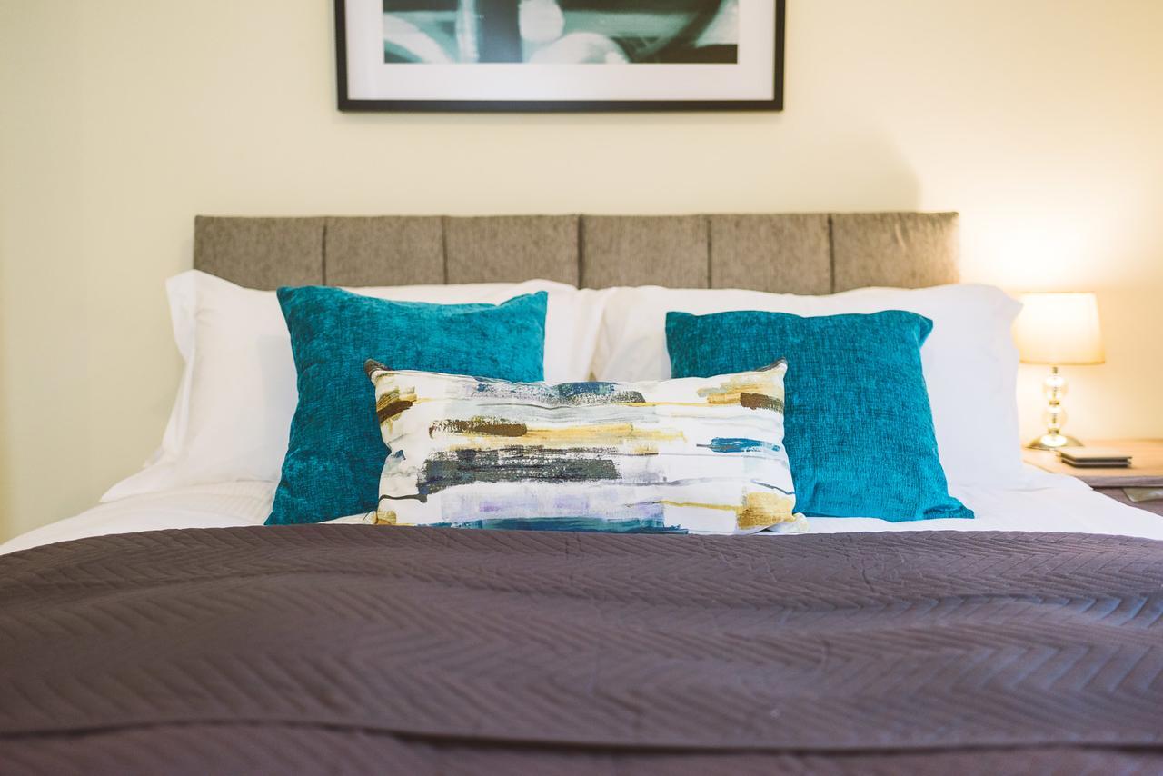 Charming Two Bedroom Apartment With Free Private Parking Leatherhead Zewnętrze zdjęcie