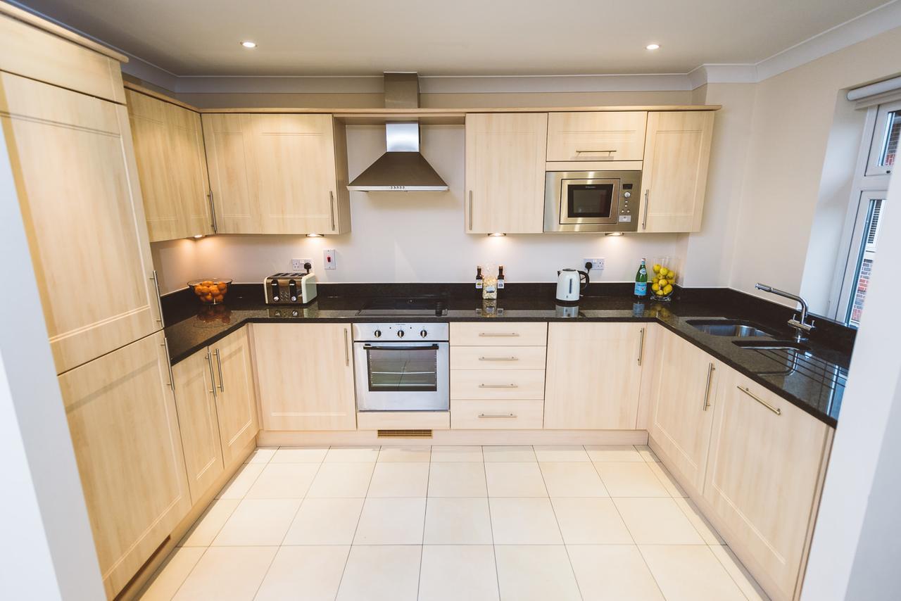Charming Two Bedroom Apartment With Free Private Parking Leatherhead Zewnętrze zdjęcie