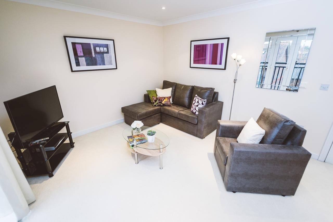 Charming Two Bedroom Apartment With Free Private Parking Leatherhead Zewnętrze zdjęcie