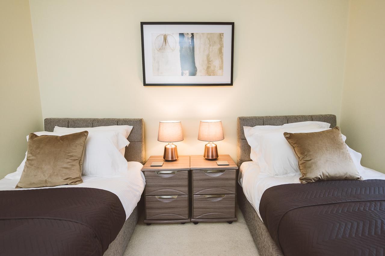 Charming Two Bedroom Apartment With Free Private Parking Leatherhead Zewnętrze zdjęcie