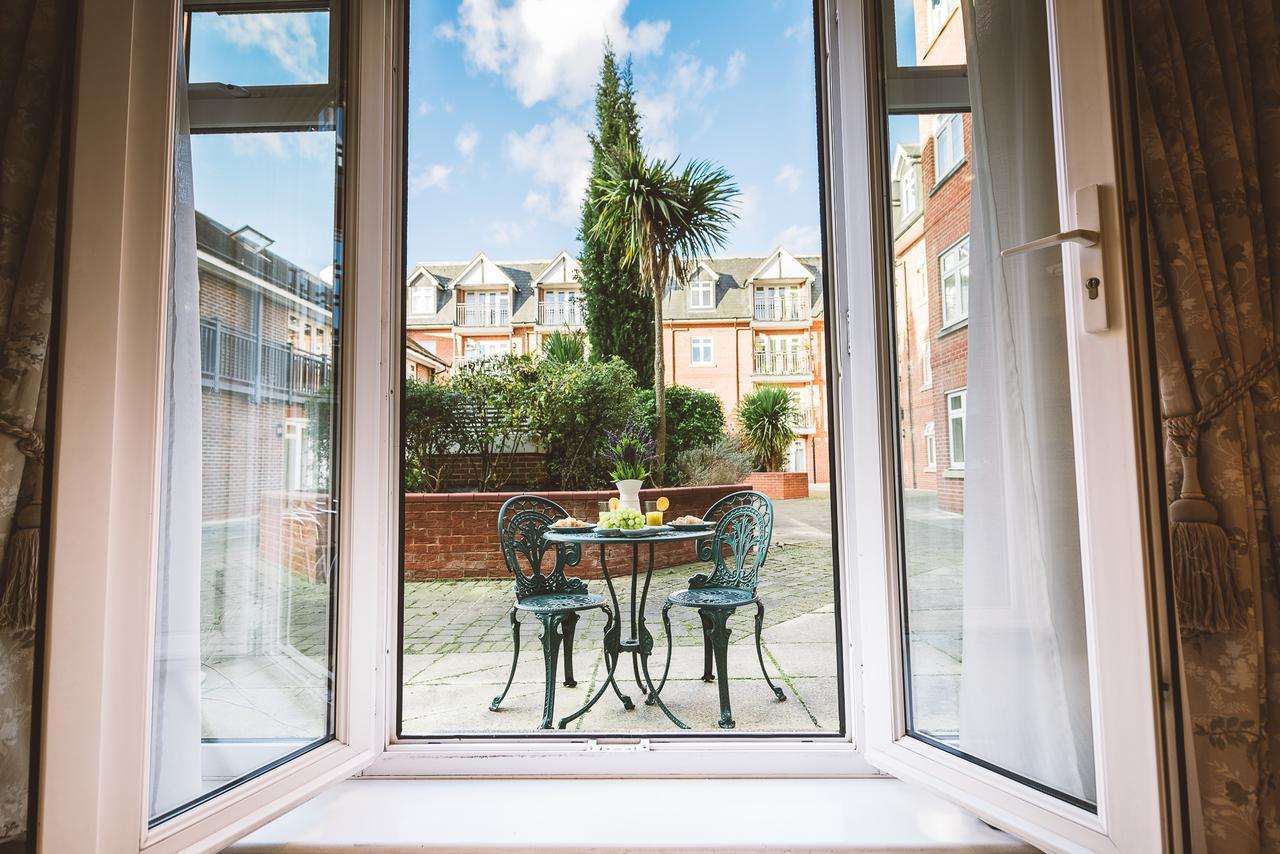 Charming Two Bedroom Apartment With Free Private Parking Leatherhead Zewnętrze zdjęcie