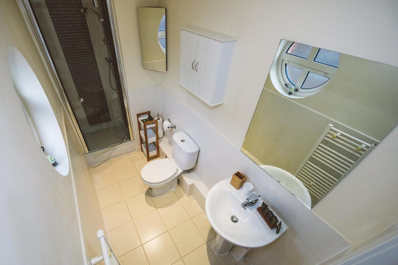 Charming Two Bedroom Apartment With Free Private Parking Leatherhead Zewnętrze zdjęcie