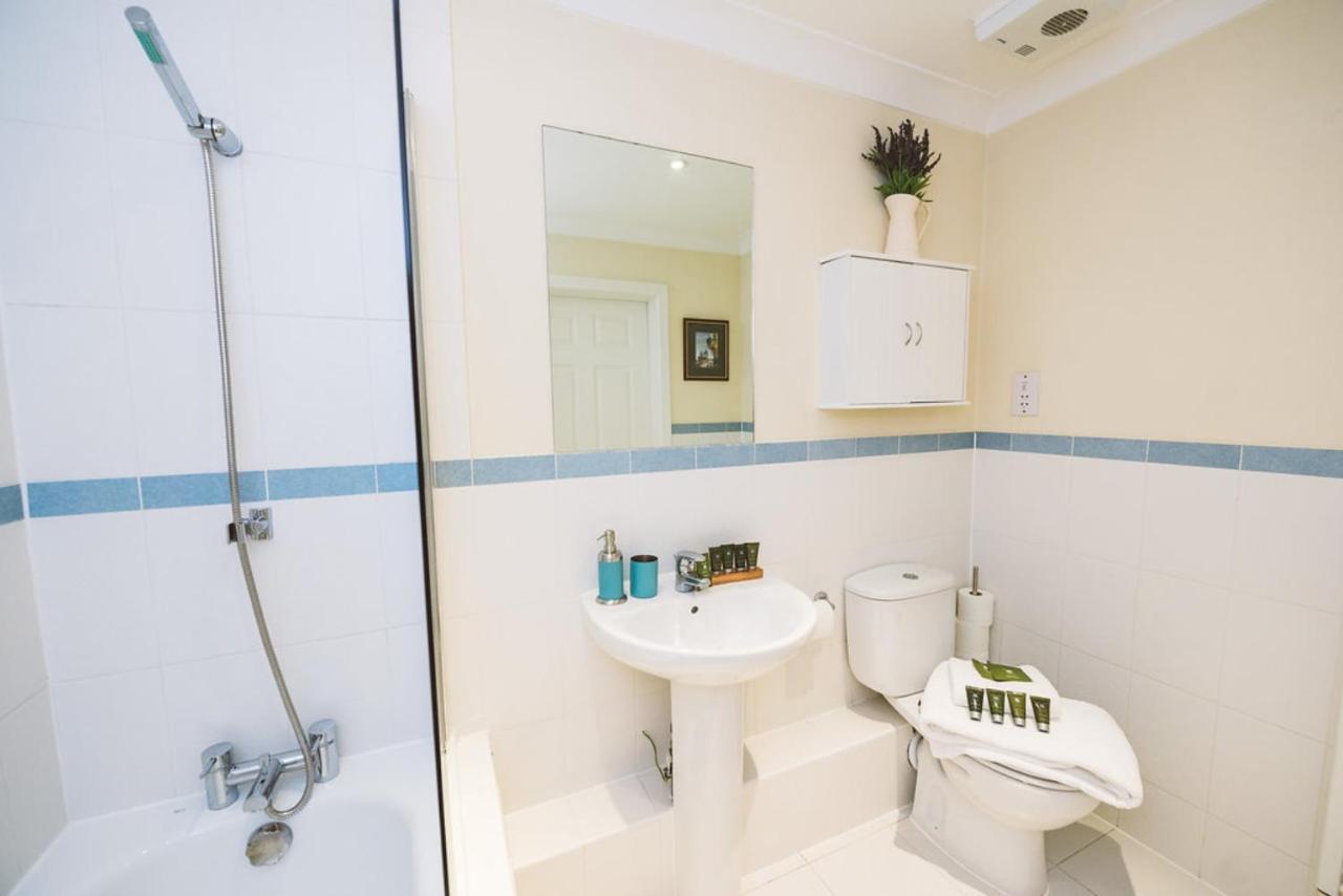 Charming Two Bedroom Apartment With Free Private Parking Leatherhead Zewnętrze zdjęcie
